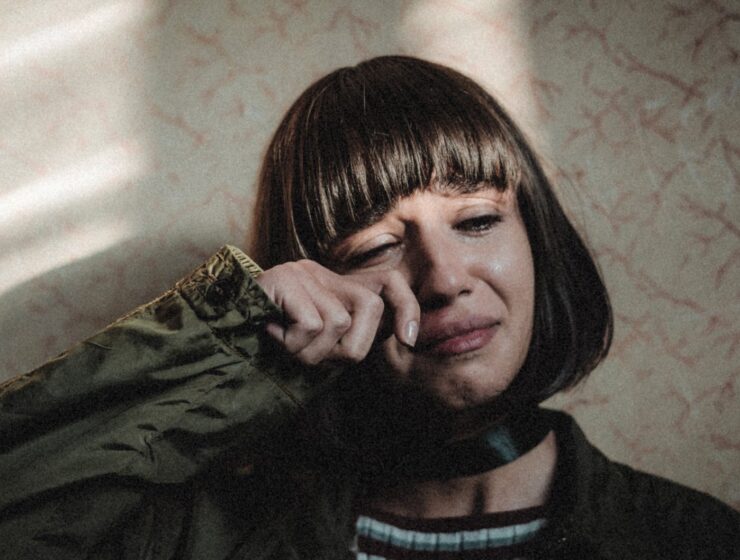 Anksiozni poremećaji Pobjeda, young sad woman crying at home