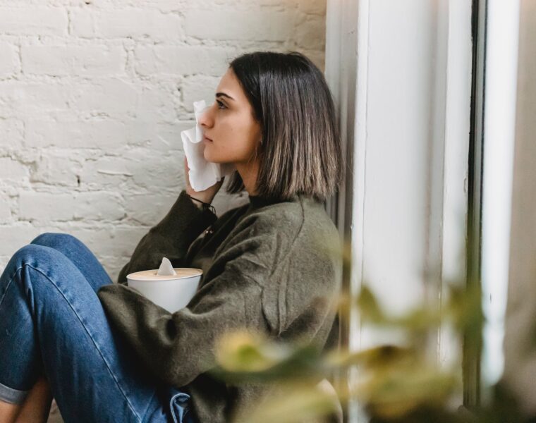 U sezoni Riba , sorrowed young ethnic lady crying calmly while sitting near window