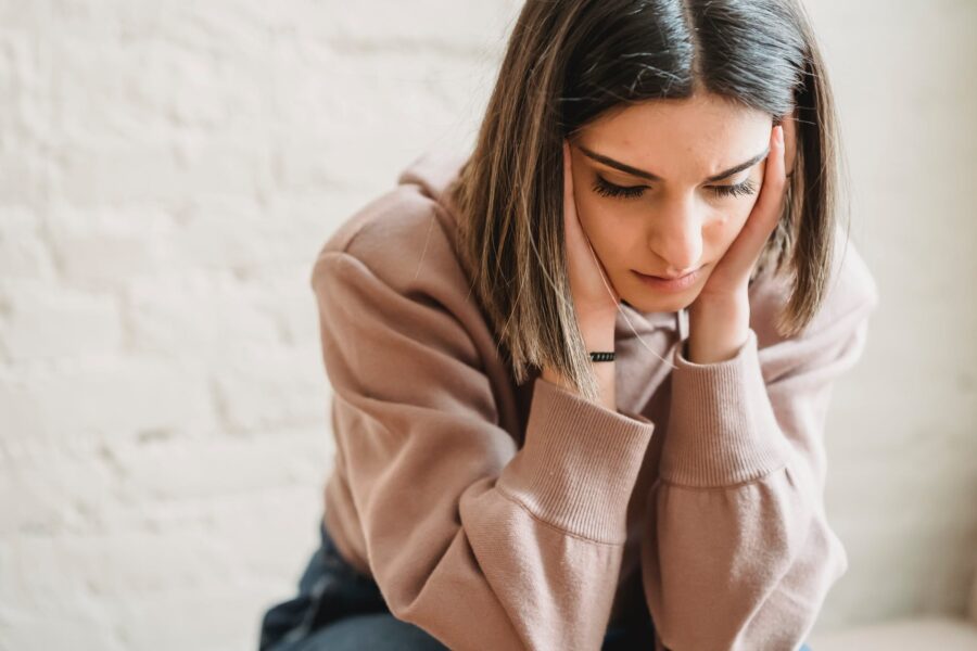 Kad emocije ostanu zarobljene, Anksiozni poremećaji anksioznost Glorifikacija ženske patnje depresija, Neizražene emocije, sad woman sitting in room