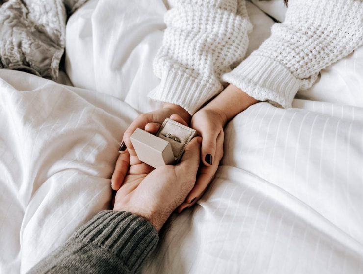 Ljubav nema cijenu crop faceless man making proposal and presenting ring to girlfriend