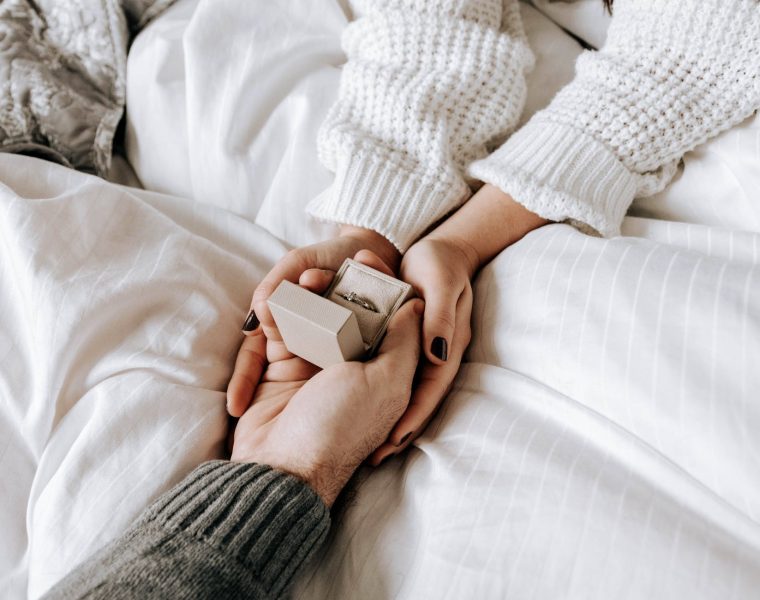 Ljubav nema cijenu crop faceless man making proposal and presenting ring to girlfriend