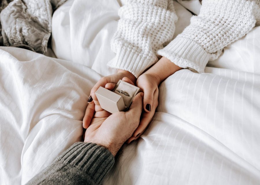 Ljubav nema cijenu crop faceless man making proposal and presenting ring to girlfriend