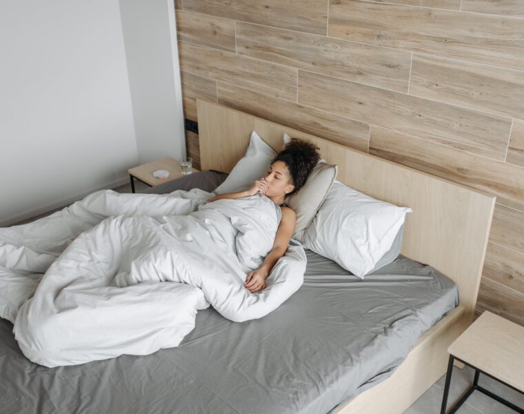 Prirodni lijek za bronhitis, sick woman on the bed