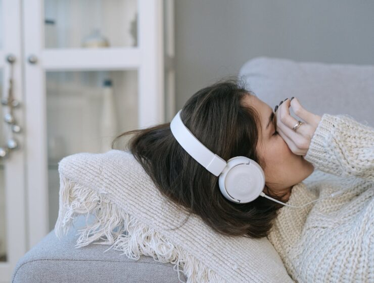 Kad emocije ostanu zarobljene, Kada čovjek sa sobom zarati , a sad woman lying down on the sofa