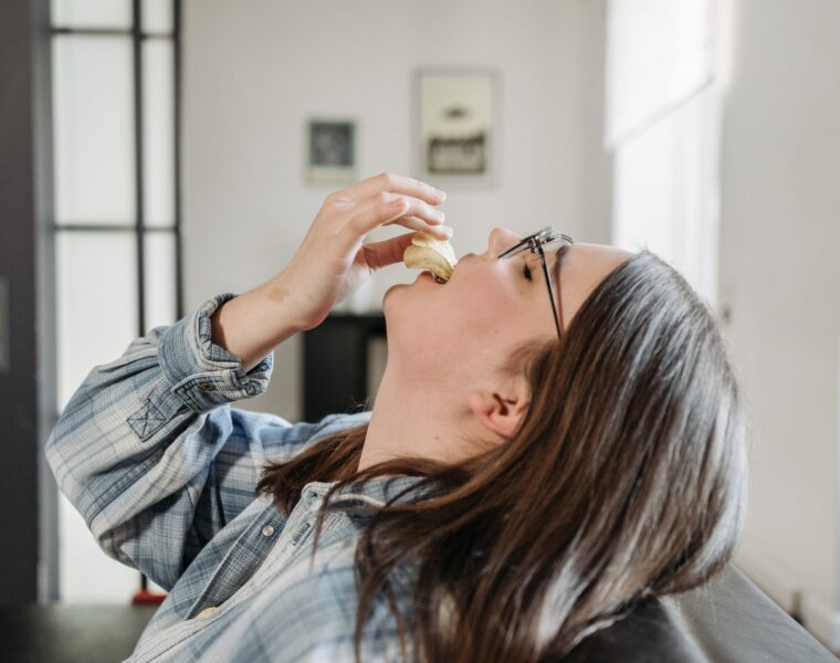 Emocionalno prejedanje, woman eating potato chips