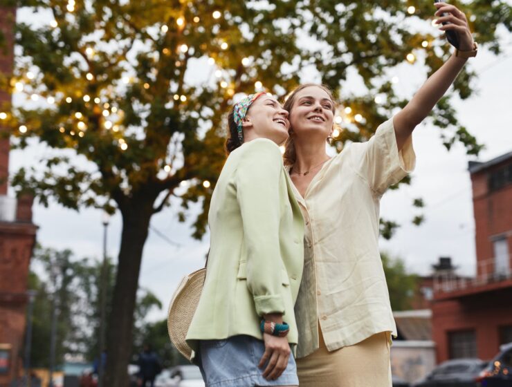 Soul Talk: Mentalni detoks, friend taking a selfie pictures