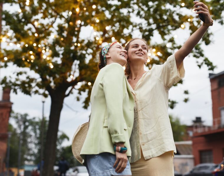 Soul Talk: Mentalni detoks, friend taking a selfie pictures