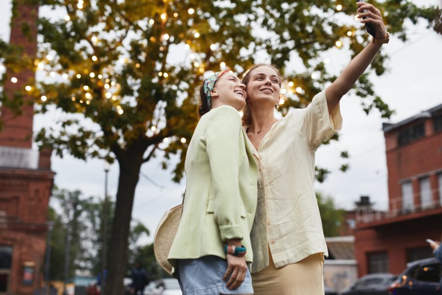 Soul Talk: Mentalni detoks, friend taking a selfie pictures