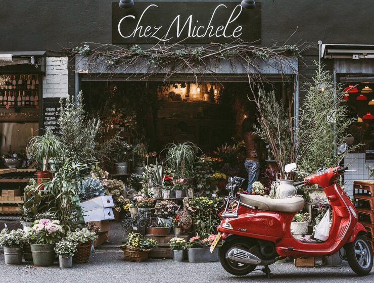 Tjedni horoskop po znakovima, red motor scooter parking on front of chez michele store