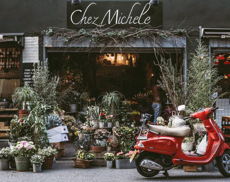 Tjedni horoskop po znakovima, red motor scooter parking on front of chez michele store