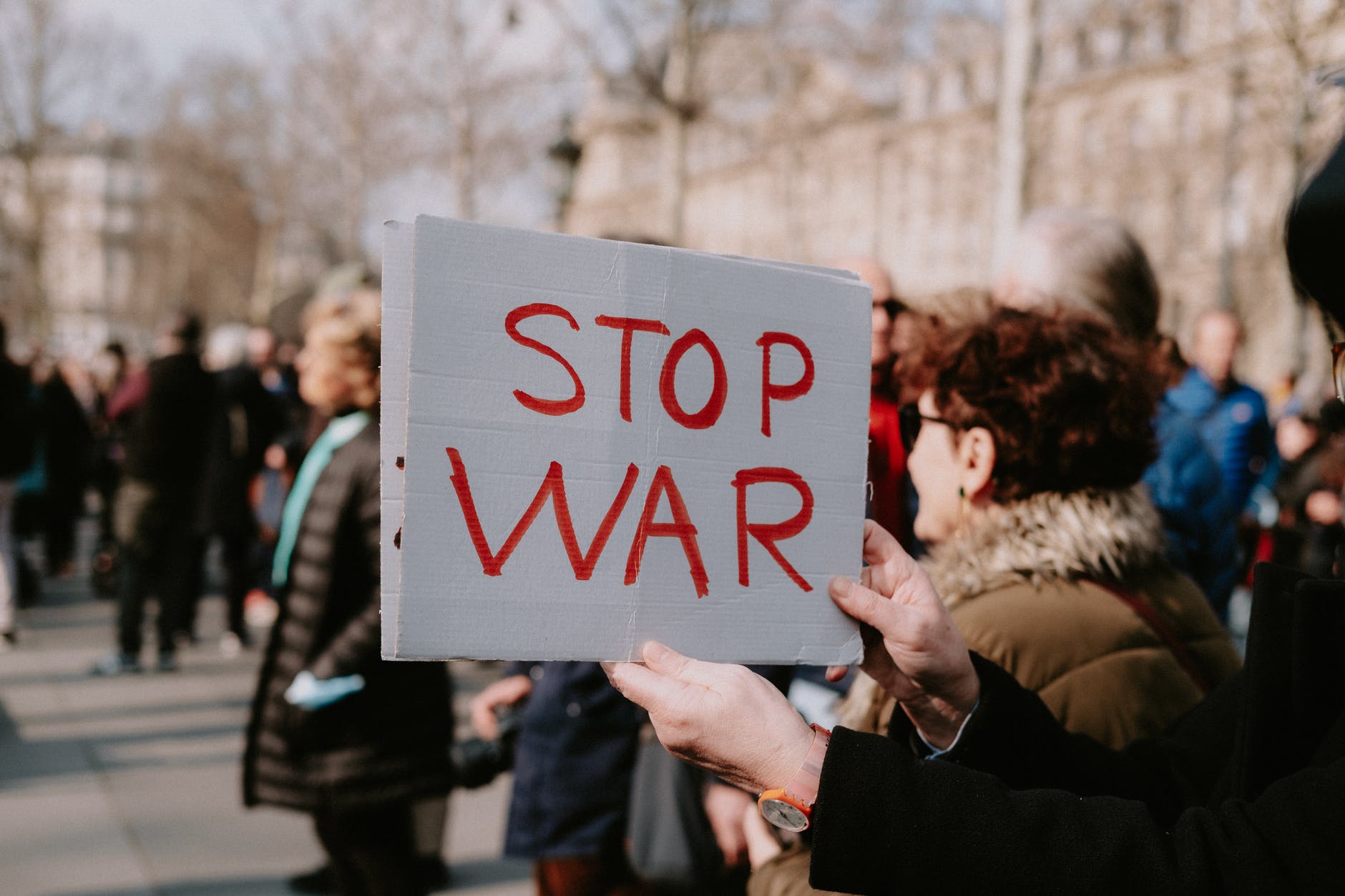 Ratovi su lekcije

sign stop war on protest against war