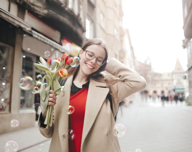 Tjedni horoskop po znakovima, woman in brown coat holding bouquet of flowers