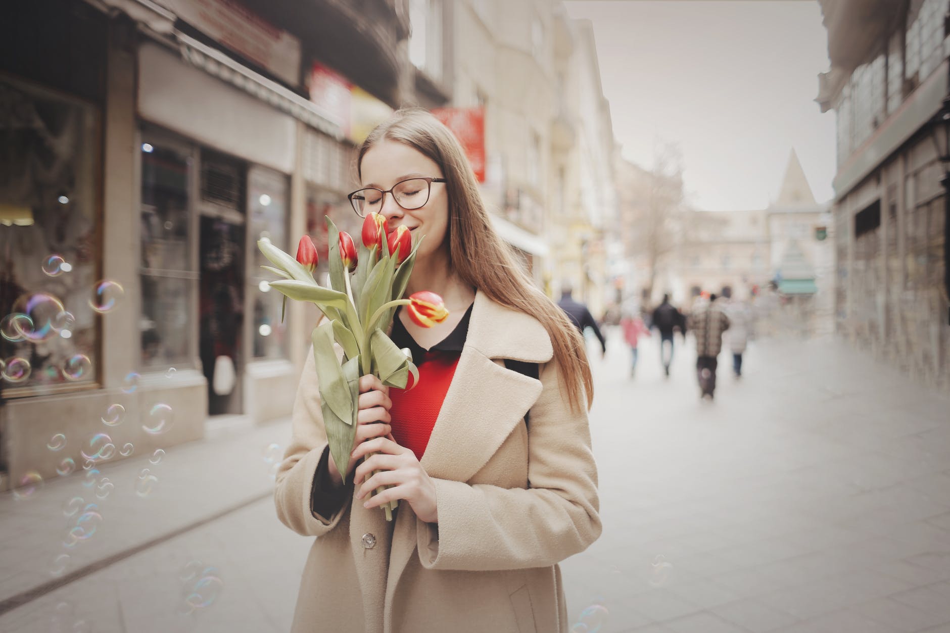 Tjedni horoskop po znakovima

woman in beige coat holding tulips