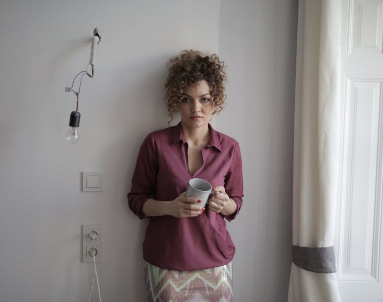 Djeca toksičnih obitelji, lonely woman with cup of coffee at home