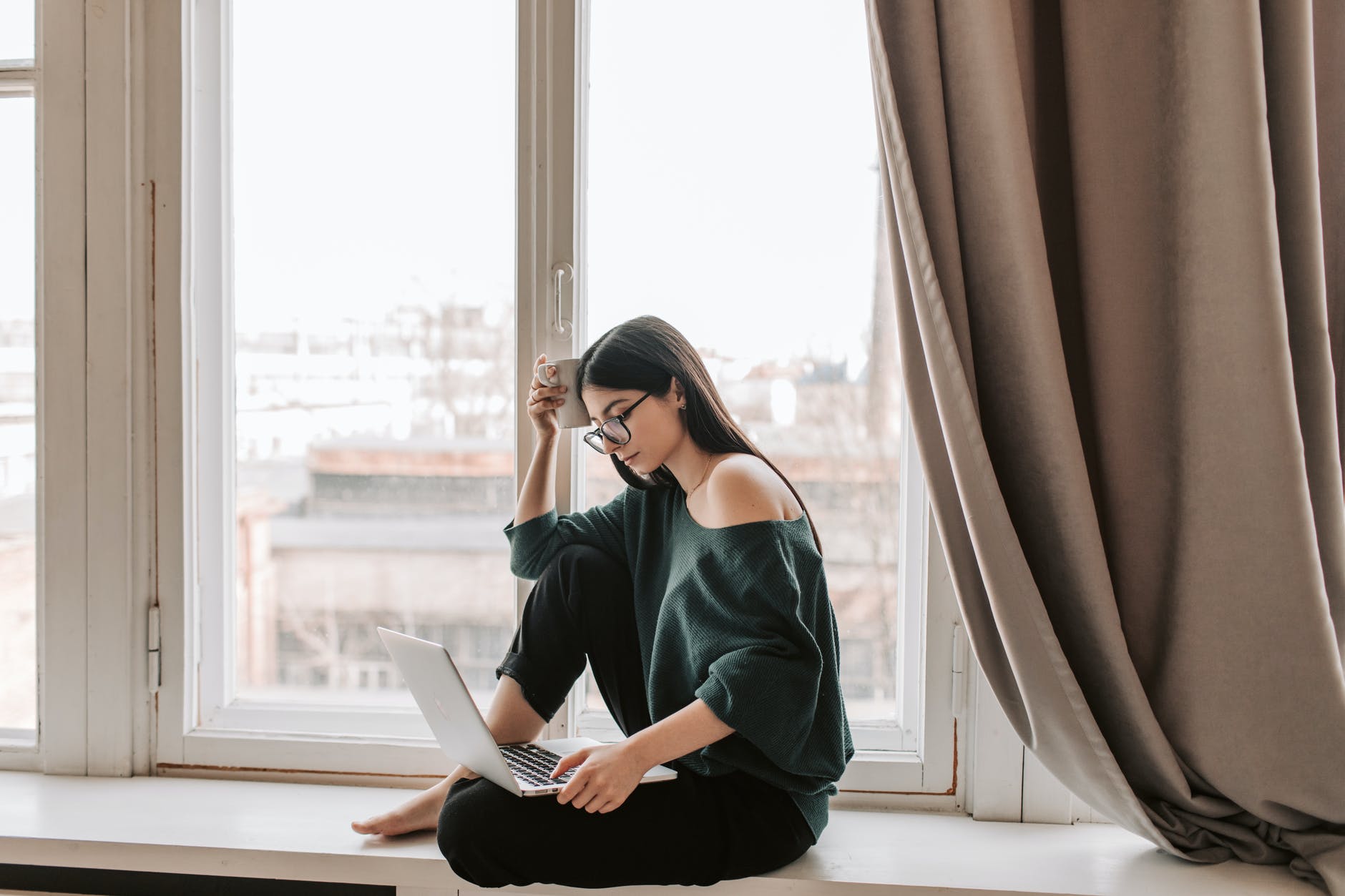 Autodestruktivne osobe

focused woman browsing laptop on windowsill