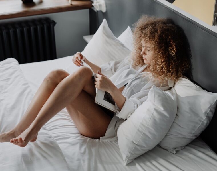 Oživljavanje mrtvih situacija, woman in white dress shirt reading book