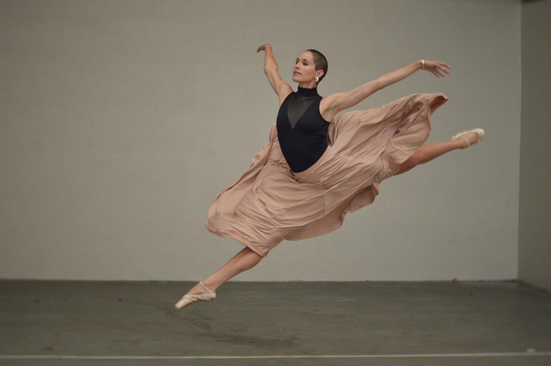 ples bi se zvao nogomet

muscular female dancer rehearsing in spacious studio