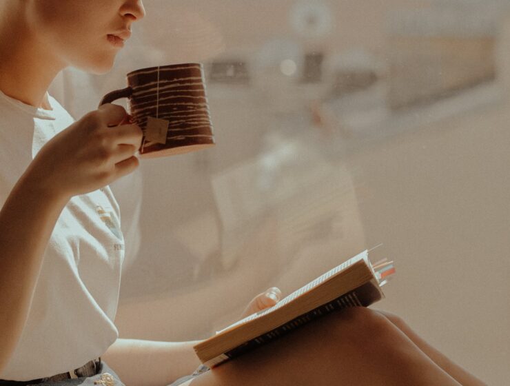 Astrološka prognoza, woman in white shirt reading book