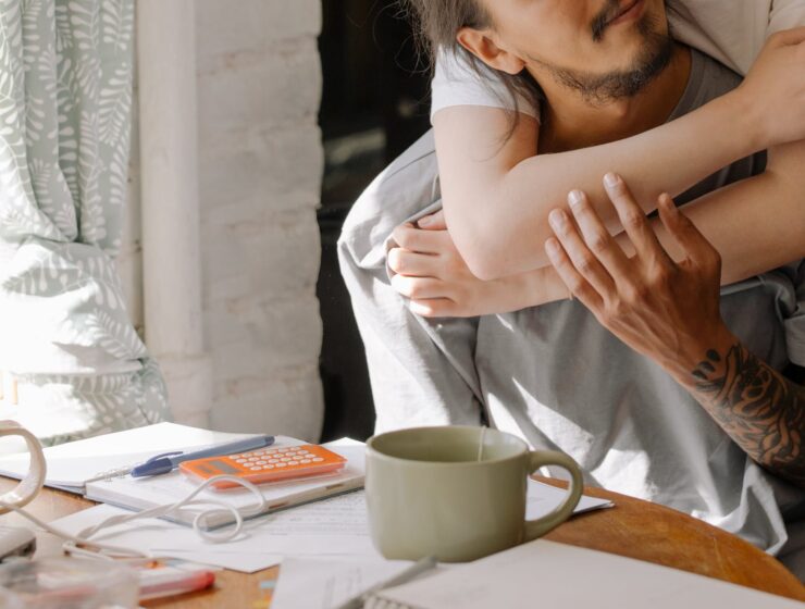 Mjesečni ljubavni horoskop za travanj, woman in white long sleeve shirt holding white ceramic mug