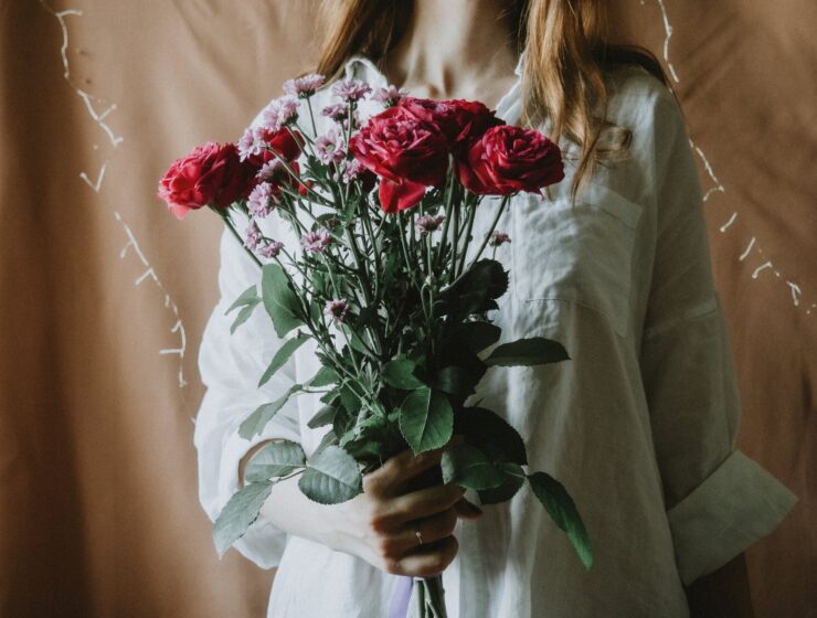 Ljubavni horoskop za proljeće, woman in white long sleeve shirt holding flowers