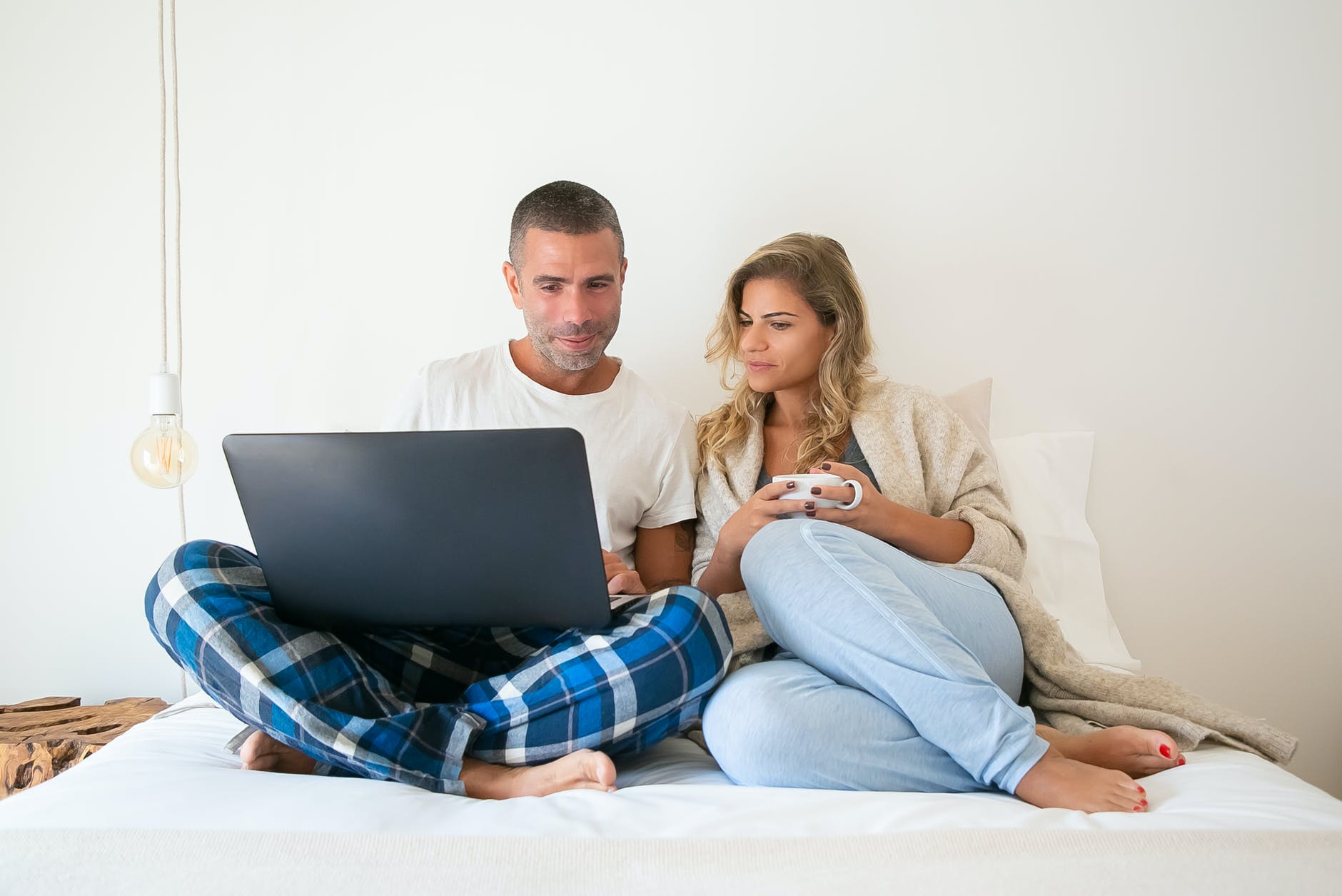 pad energije

man and woman sitting on bed while looking at the screen of a laptop