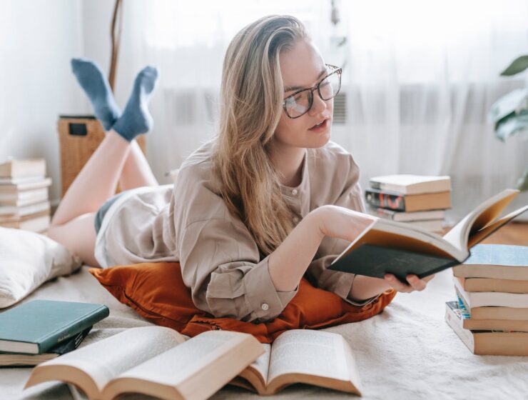 Cjeloživotno učenje Vodenjak, young woman reading book while lying on floor