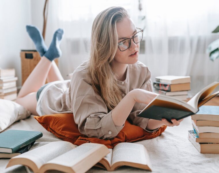 Cjeloživotno učenje Vodenjak, young woman reading book while lying on floor