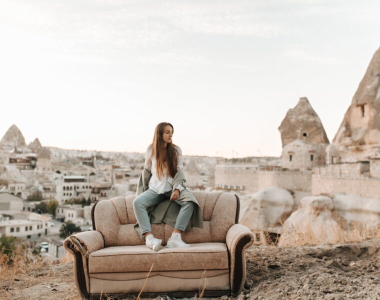živi svoje snove, woman sitting on brown couch outdoors