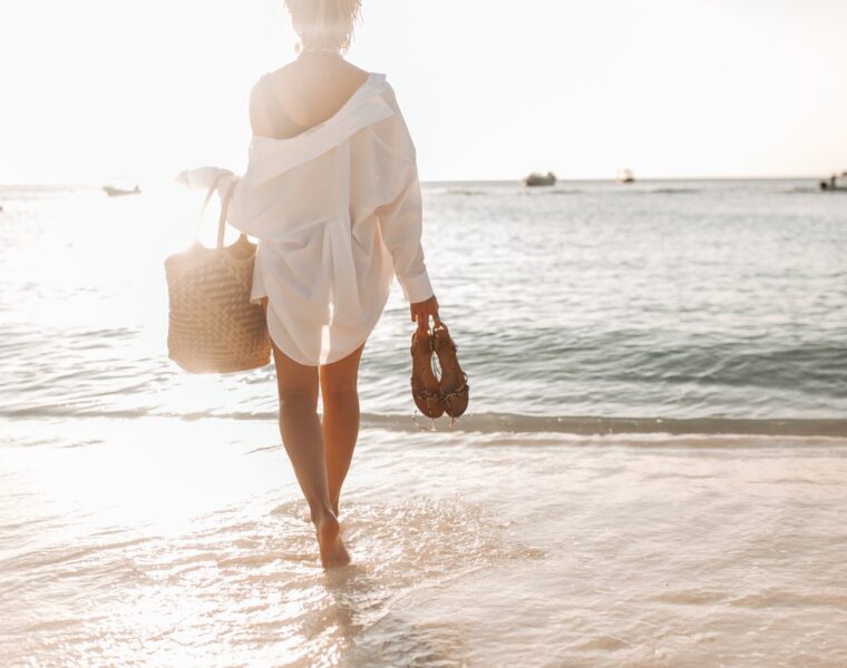 sebe cijeniti, back view of a woman standing on the seashore