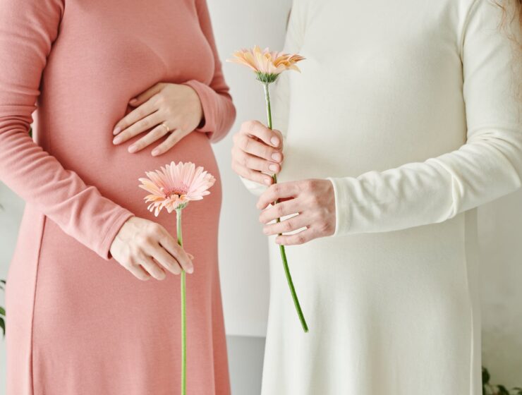 Dan žena, women holding flowers