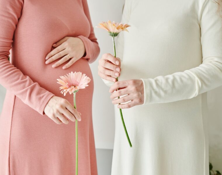 Dan žena, women holding flowers