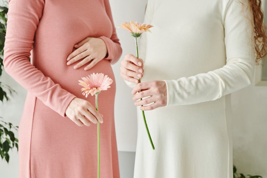Dan žena, women holding flowers