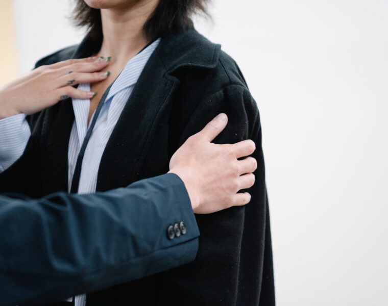 Tahikardija, woman wearing a black blazer