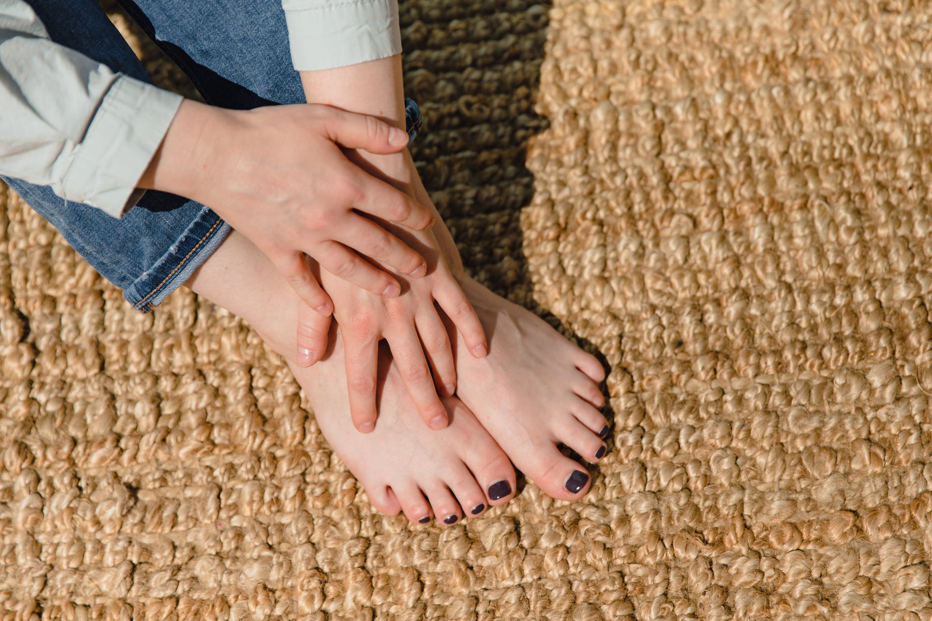 Petominutna masaža prstiju


feet of a woman with manicured nails
