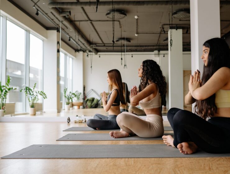 Vizualizacija, three women meditating in a yoga class
