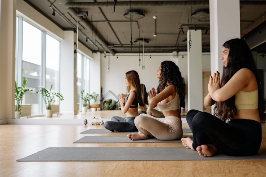 Vizualizacija, three women meditating in a yoga class