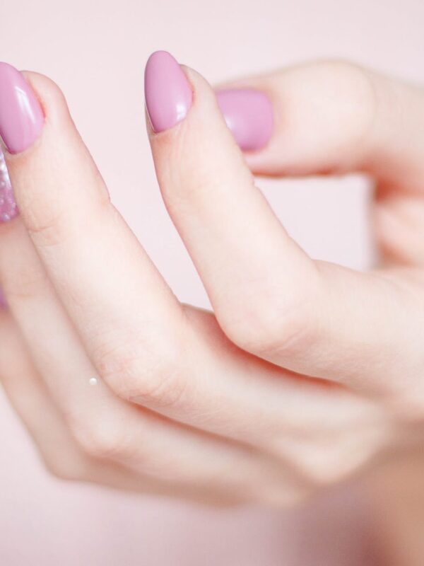 Petominutna masaža prstiju, person s hand with pink manicure