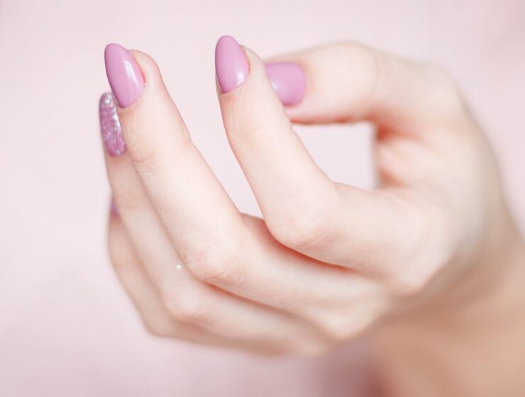 Petominutna masaža prstiju, person s hand with pink manicure