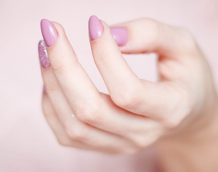 Petominutna masaža prstiju, person s hand with pink manicure
