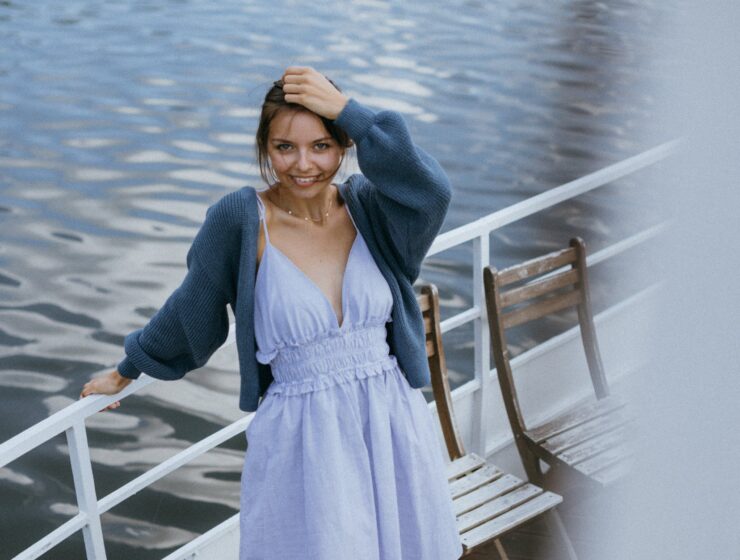 Zbog čega vam se drugi ljudi dive, woman in blue knitted cardigan and blue dress standing near the taffrail