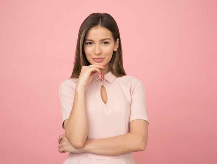 Ne treba vam novac, woman wearing pink collared half sleeved top