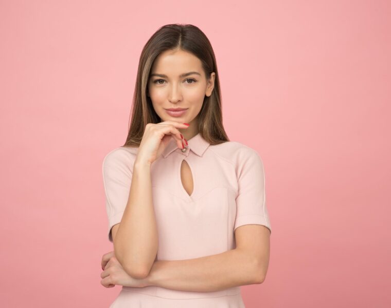 Ne treba vam novac, woman wearing pink collared half sleeved top