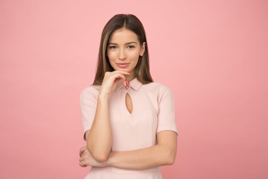 Ne treba vam novac, woman wearing pink collared half sleeved top