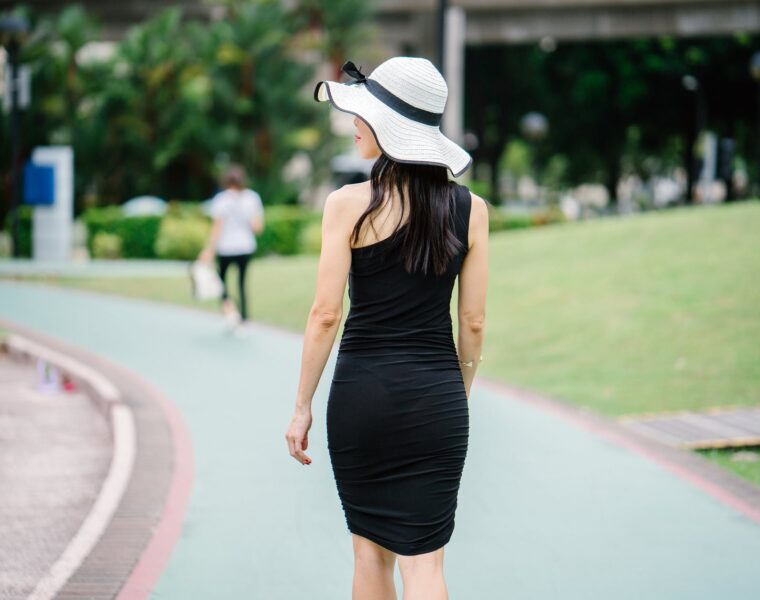 Male crne haljine, woman walking outdoor