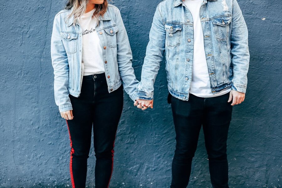 Ljubavni horoskop za travanj Emotivna ranjivost two person standing and holding their hands beside blue wall