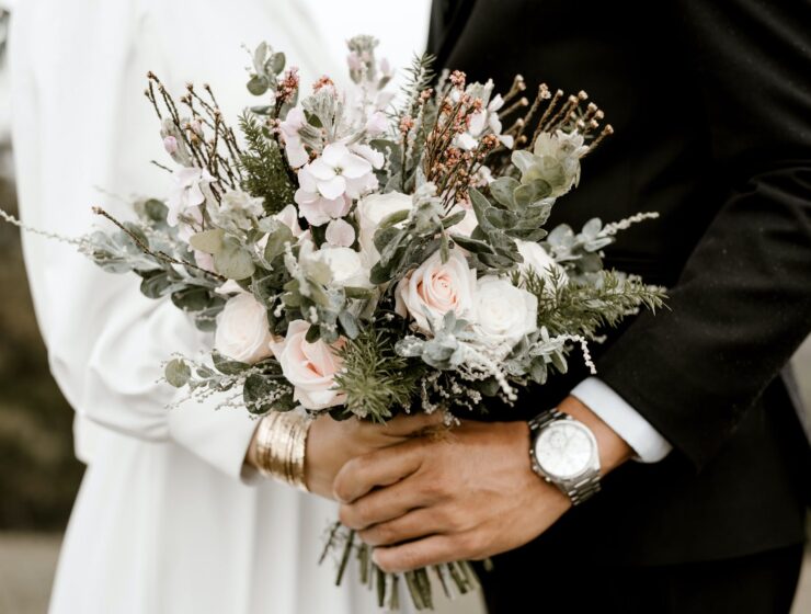 univerzalan recept za sretan brak bridge and groom standing while holding flower bouquet