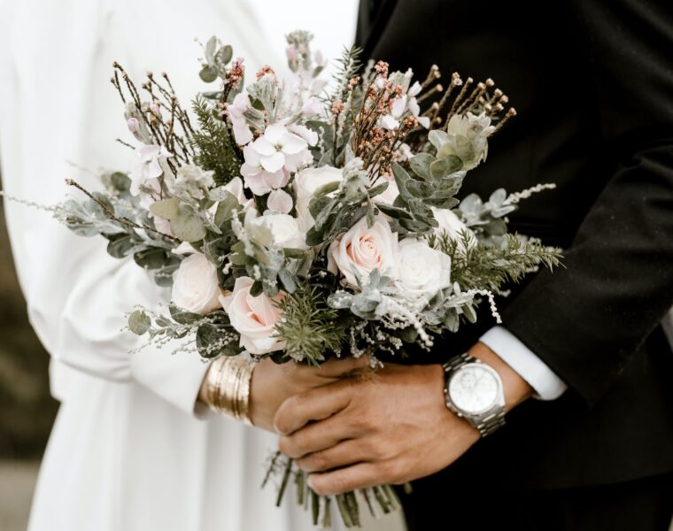 univerzalan recept za sretan brak bridge and groom standing while holding flower bouquet