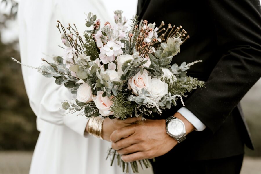 univerzalan recept za sretan brak bridge and groom standing while holding flower bouquet