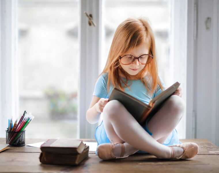Smjena generacija, photo of girl reading book