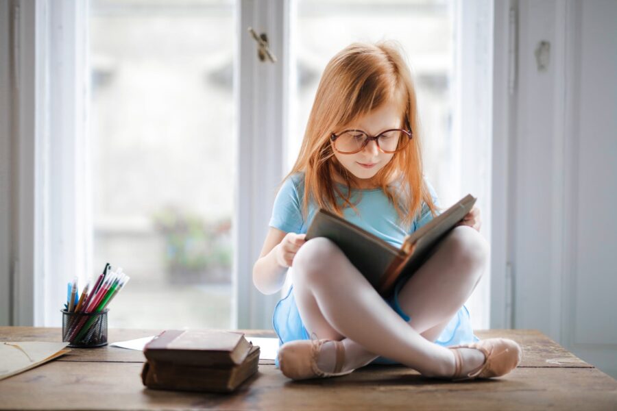 Smjena generacija, photo of girl reading book